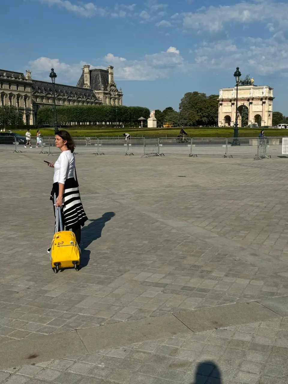 Mala Amarela em Paris