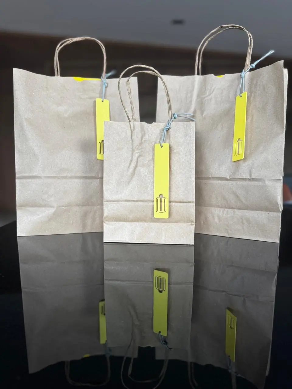 Sacolas Mala Amarela com tags penduradas